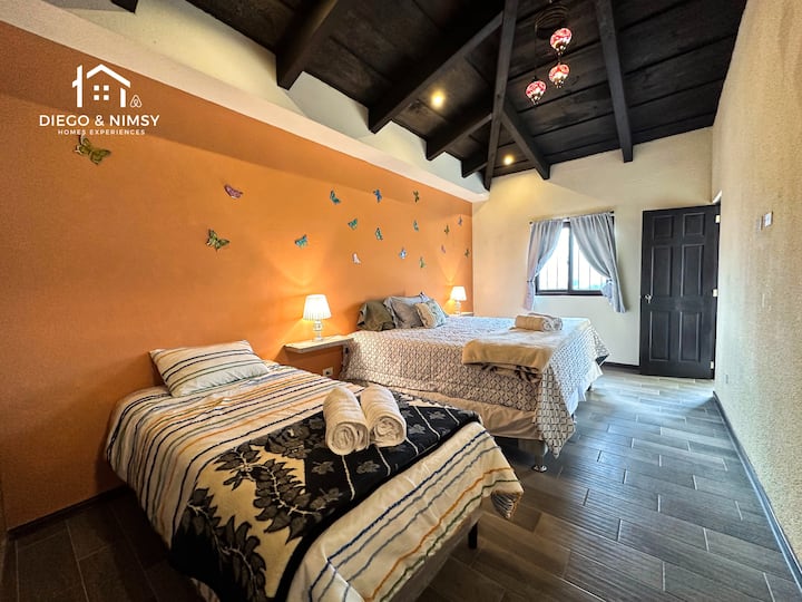 Krásna dvojlôžková izba s manželskou posteľou King a cisárskou posteľou a krásnymi povrchovými úpravami