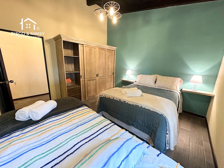 Izba  s manželskou posteľou a cisárskou posteľou, veľkým šatníkom a krásnymi povrchovými úpravami 