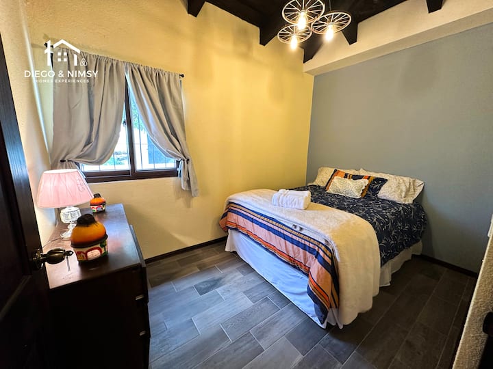 Hlavná spálňa s manželskou posteľou Queen a šatníkom 