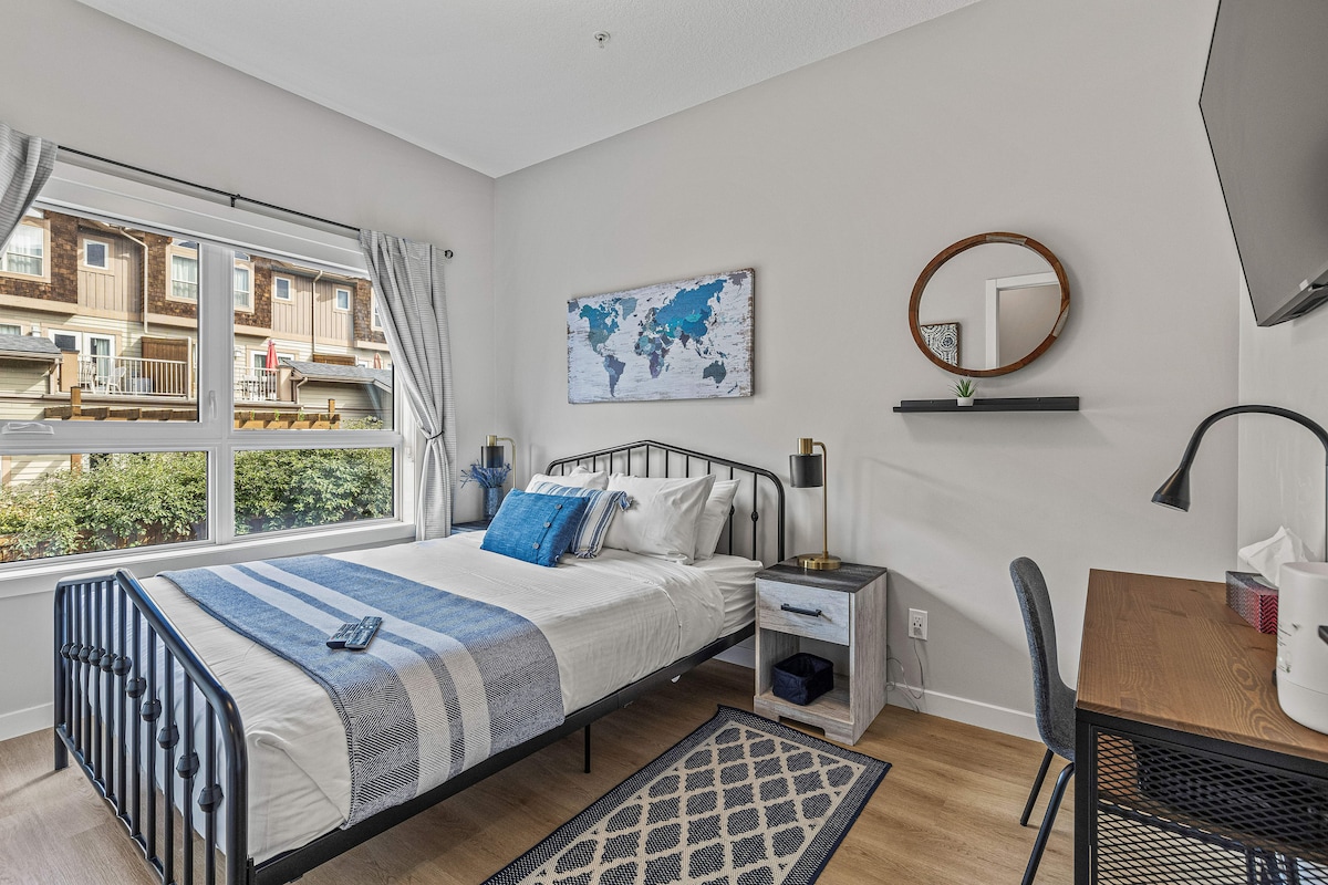 Queensize-Bett im zweiten Schlafzimmer mit Schreibtisch 