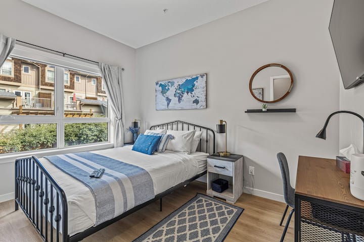 次卧配有带书桌的标准双人床 