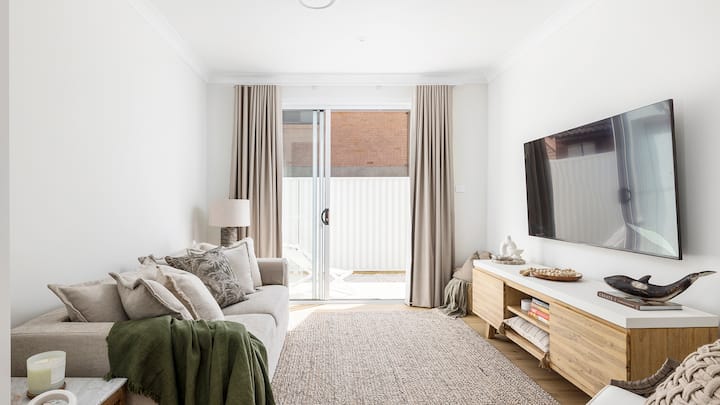 Семејна / ТВ соба покрај ходникот со кауч на спуштање 