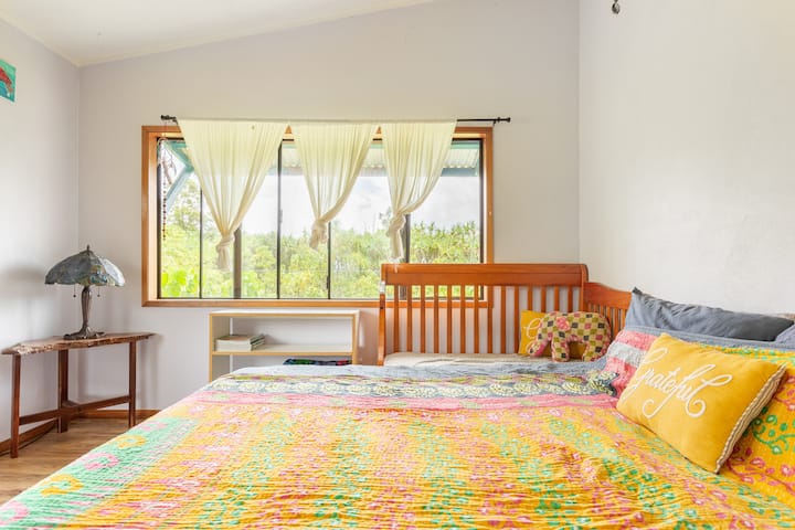 Mastersovrum med kingsize ekologisk säng och ekologisk spjälsäng för spädbarn.