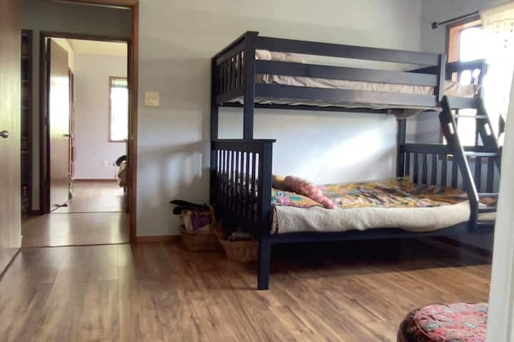 andra sovrummet  med dubbelsäng och våningssängar i dubbelsängsstorlek.