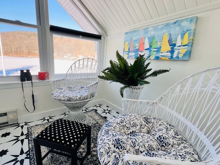 Enjoy a cup of coffee from this lakeside perch!