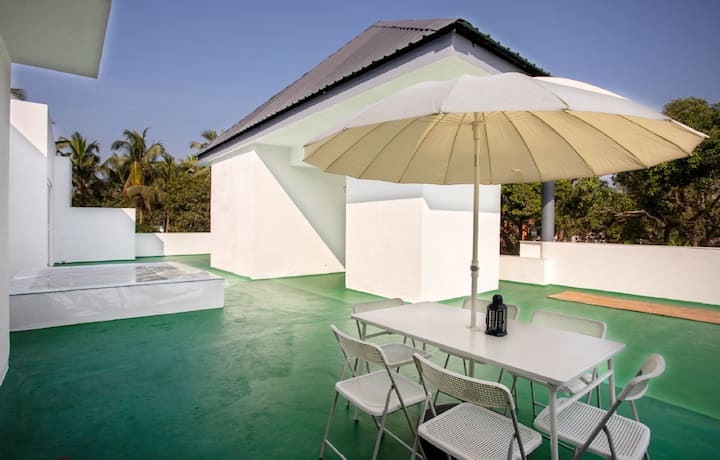 Top floor outdoor space, 1200 sqft!!