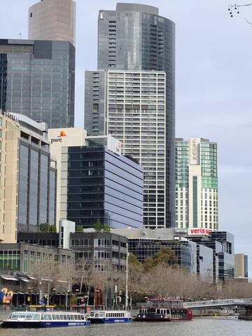 Luxury City Views on 32nd floor with 2 car parks gallery image 3