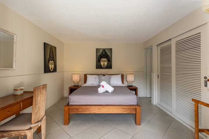 Moderna i elegantna spavaća soba sa suvremenim dizajnerskim elementima