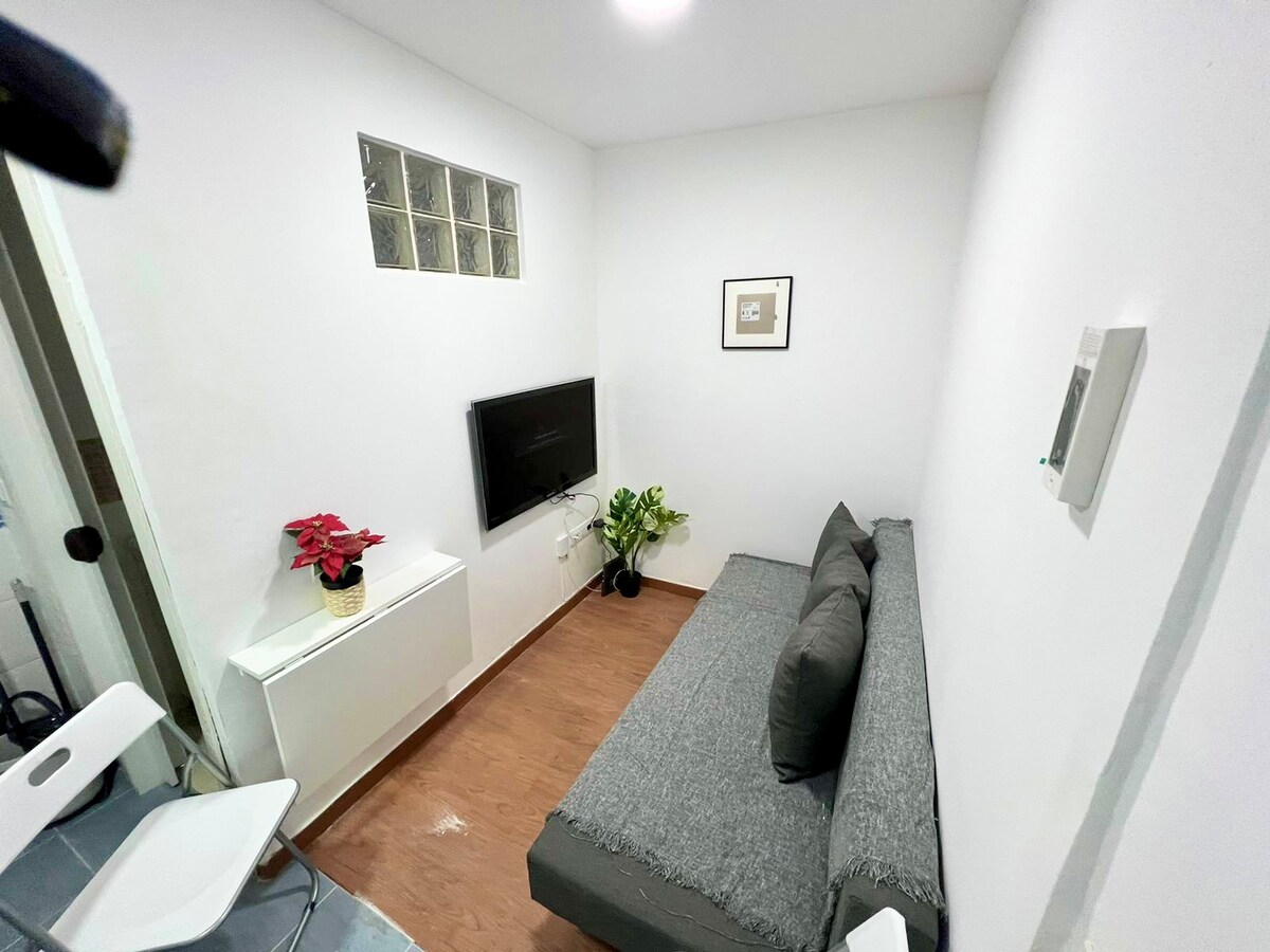 Popular Airbnb listing: One-bedroom apartment in Nueva Numancia in Puente De Vallecas