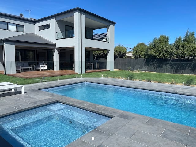 5 min walk to beach & shops. Heated pool + spa gallery image 2