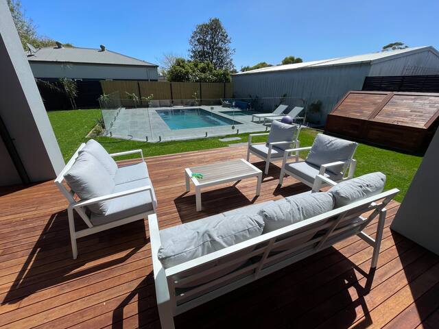 5 min walk to beach & shops. Heated pool + spa gallery image 4