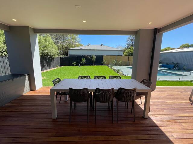 5 min walk to beach & shops. Heated pool + spa gallery image 5