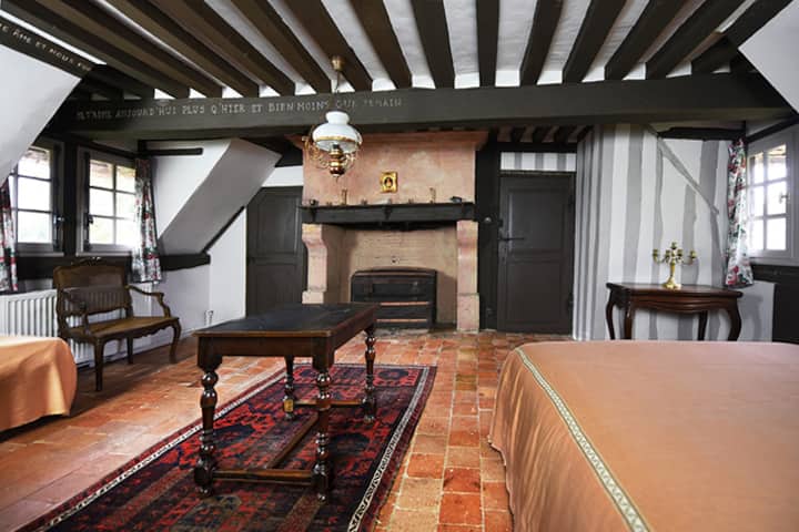 Deze kamer is voorzien van 1 tweepersoonsbed 140x190cm, 1 eenpersoonsbed 90x190cm en sanitaire voorzieningen. Het is in het hoofdhuis.