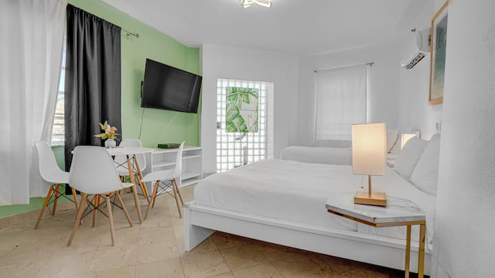 Seaside Sanctuary: 1br 2 Blocks To Beach, Sleeps 4 - Miami Beach