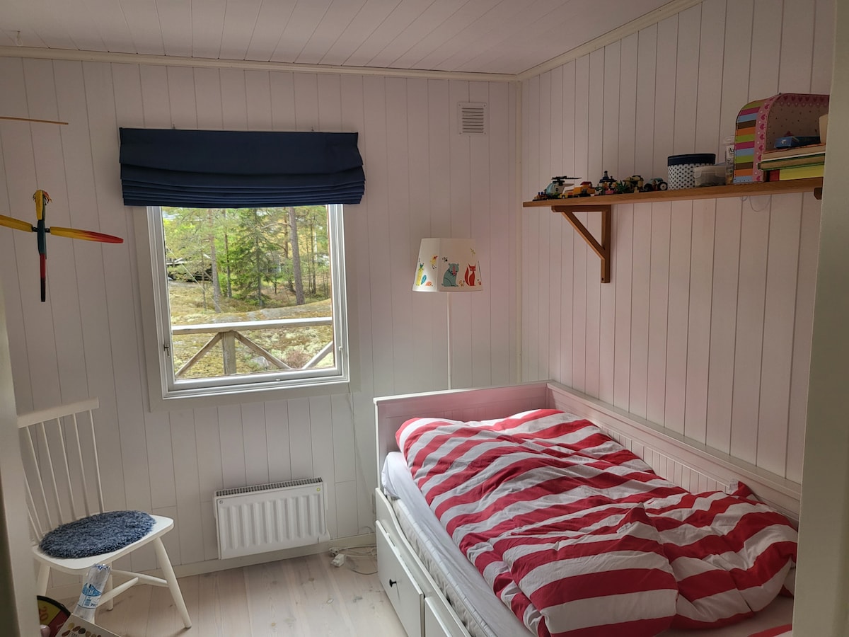 Спална соба со единечен кревет (кауч на спуштање каде што може да се извади дополнителен кревет) во главната куќа