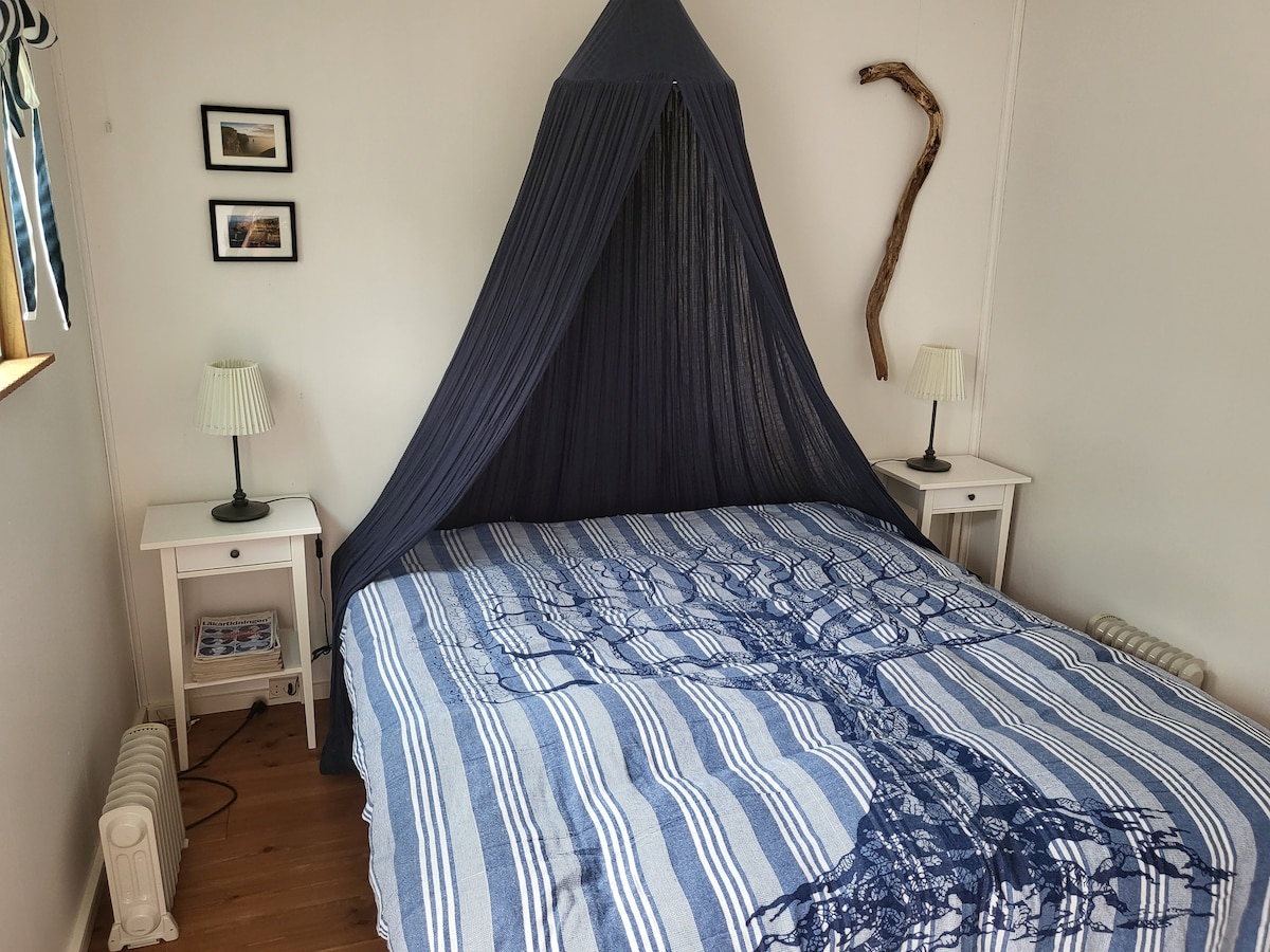 Брачен кревет (2 x 80 см) во гостинска куќа