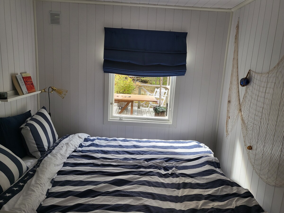 Спална соба со брачен кревет (160 см) во главната куќа