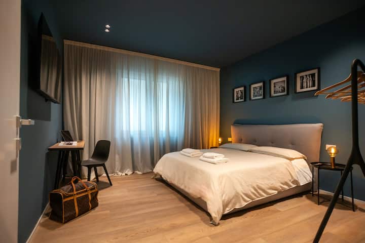 მინიმალისტური სტილის ნათელი, თანამედროვე ორადგილიანი ნომერი, სადაც სტუმრობისას მაქსიმალურად განტვირთვას შეძლებთ.