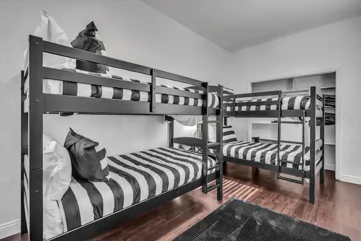 მე-6 საძინებელი (გადაკეთებული მე-3 ავტოფარეხი აღჭურვილია გათბობითა და კონდიციონერით), მოიცავს ჭერის ვენტილატორს და 2 ორადგილიან ორსართულიან საწოლს
**შესასვლელი არის მე-5 სართულზე ან სახლის მხარეს