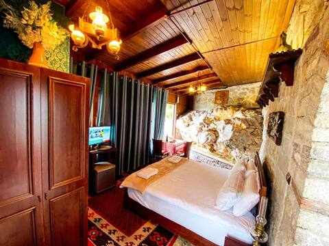Hotel Illyria-Double bed inside natural stone