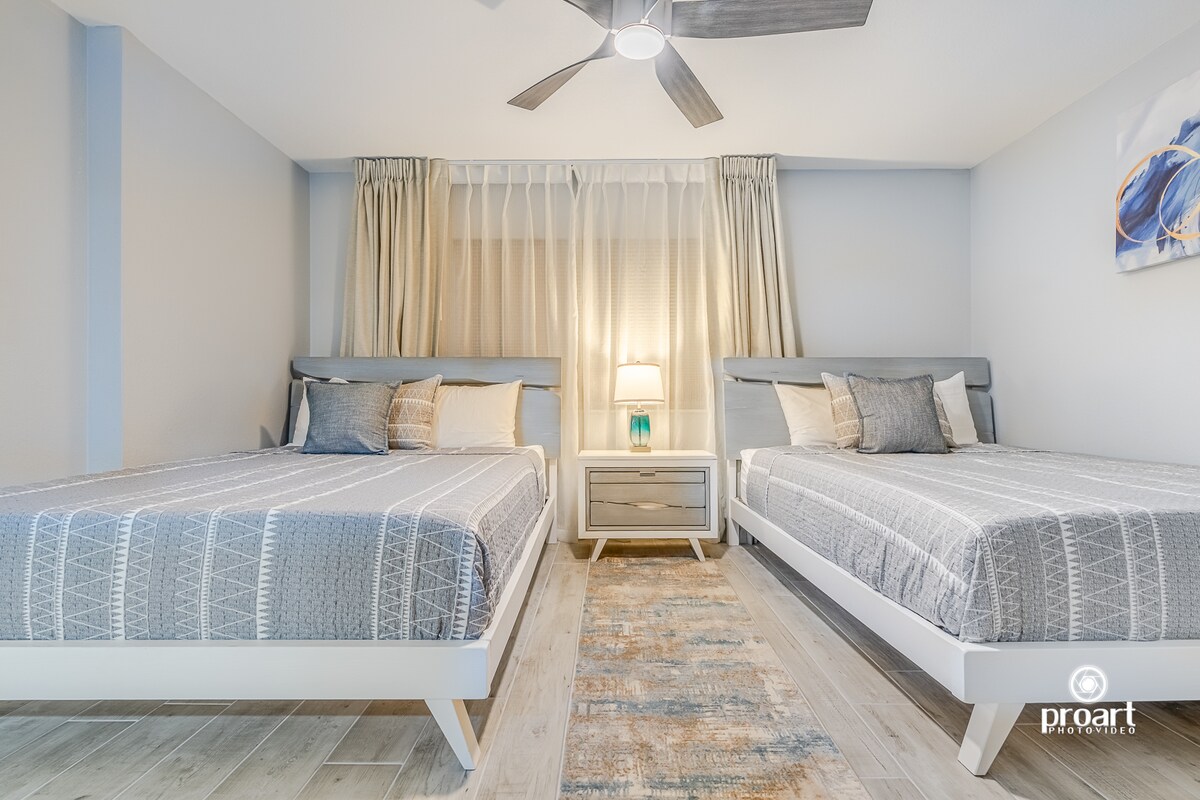 Chumba cha kulala # 1 kilicho na vitanda 2 vya kifalme, mashuka ya pamba ya Misri, vifuniko vya pamba, runinga, kabati la nguo.