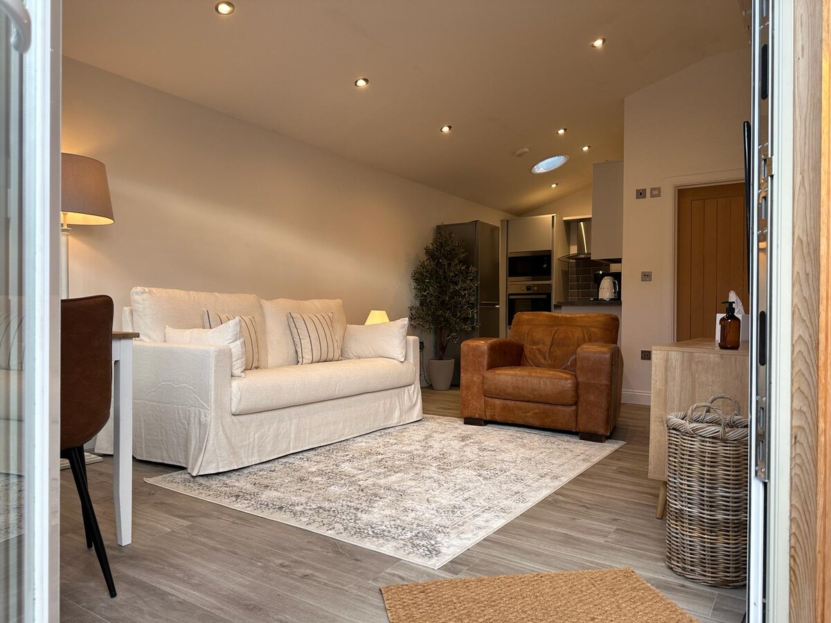 Popular Airbnb listing: Our Secluded Urban Cabin in Oxfordshire