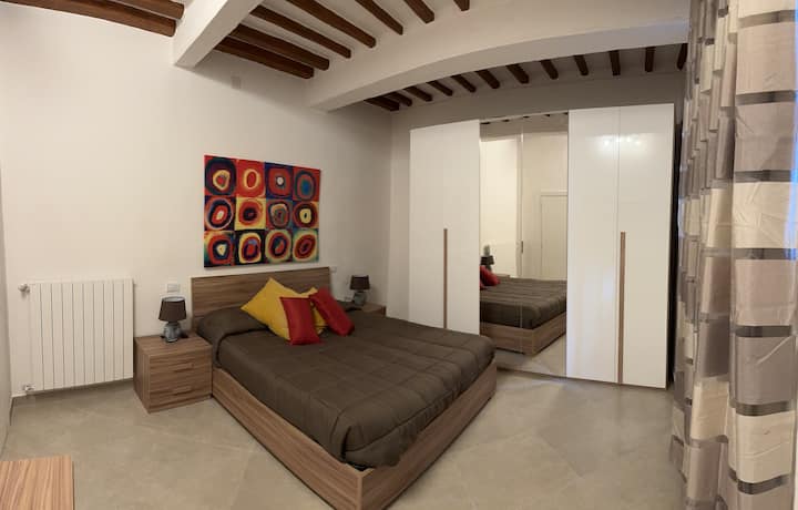 Velika spavaća soba s bračnim krevetom i madracem od memorijske pjene, ormarom sa 6 vrata, komodom i dva noćna ormarića. 