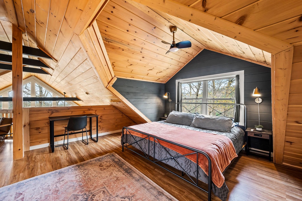 Dos camas principales (tamaño king), una convenientemente ubicada en cada nivel.