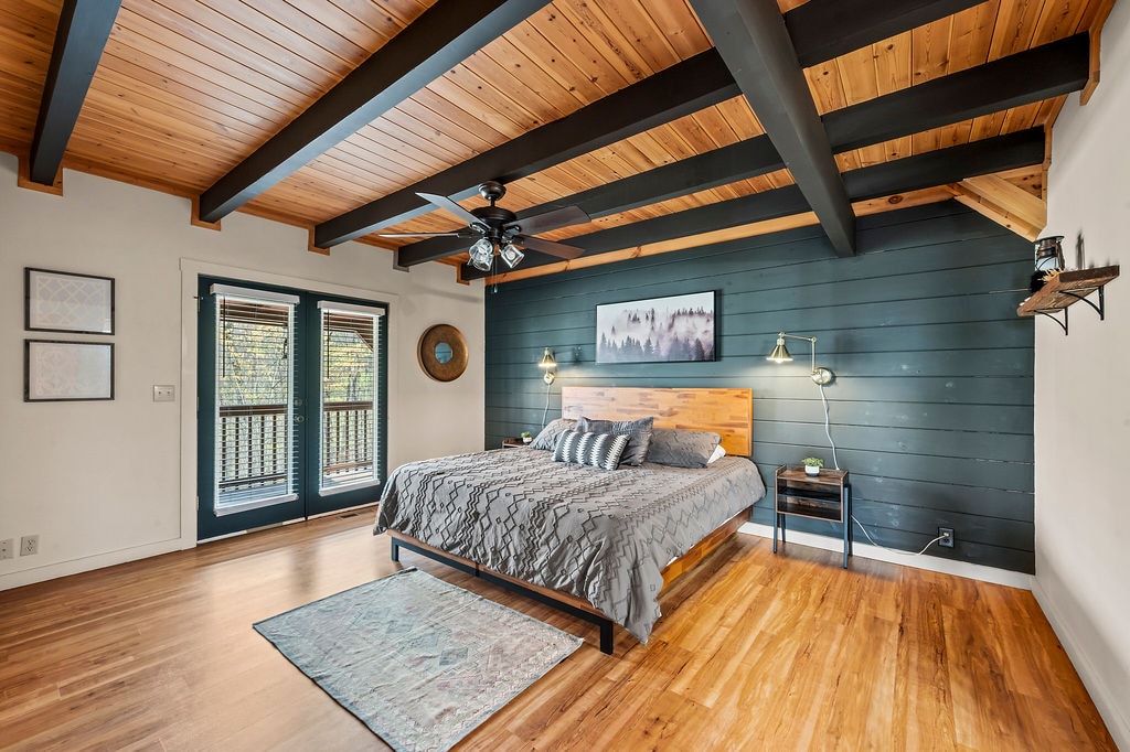 Un dormitorio principal está ubicado en el nivel principal.