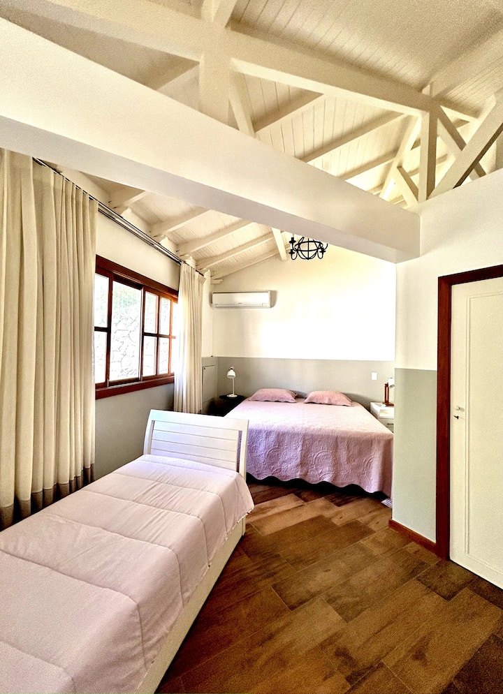 Dormitorio en el anexo con cama tamaño king y cama individual. 