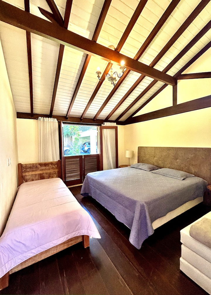 Habitación con cama tamaño king y cama individual. 