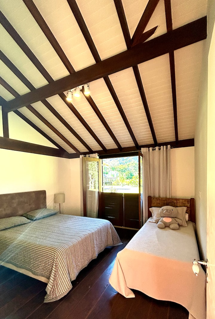 Habitación con cama tamaño queen y cama individual.