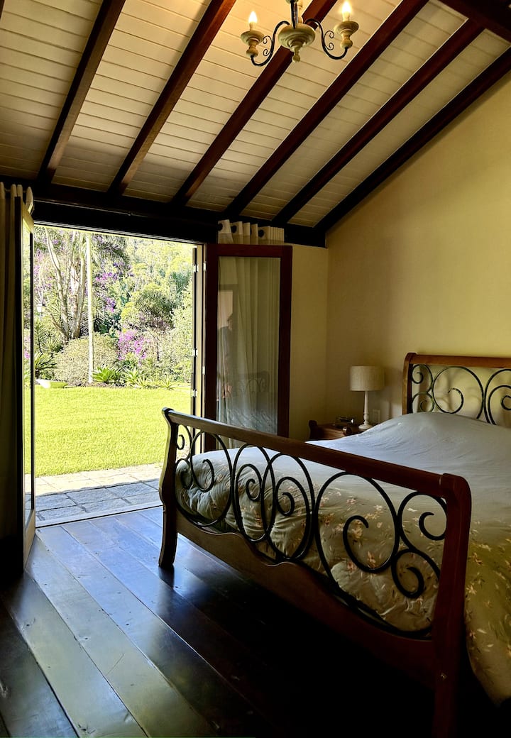 Suite principal. Cama de madera y aros hechos a mano. 