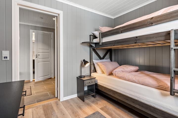 El dormitorio contiene una litera/ducha familiar con 3 camas.
La cama inferior tiene 150 cm de ancho plegada.