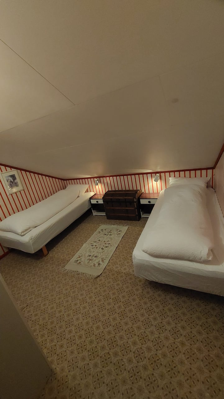 Спалня 3
2 единични легла 90 см×200 см /
Двойно легло 180 см×200 см