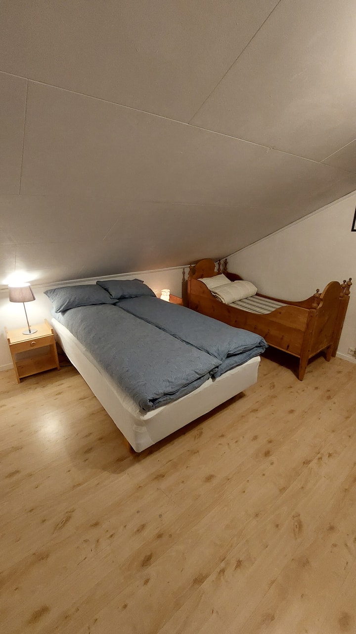 Спалня 2
Двойно легло 120 см×200
Единично легло 75 см×180 см