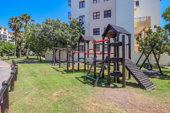 Beautiful Century City apartment gallery image 4