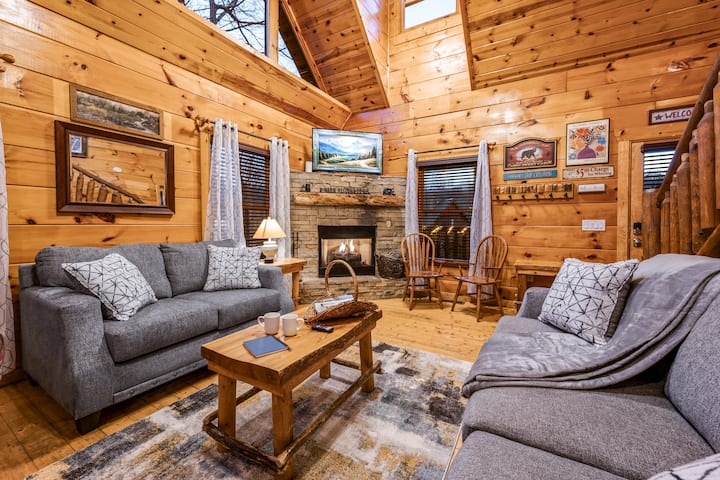 Cabin W/hot Tub—2 Led Decks, Game Room, Fireplace - Gatlinburg, TN