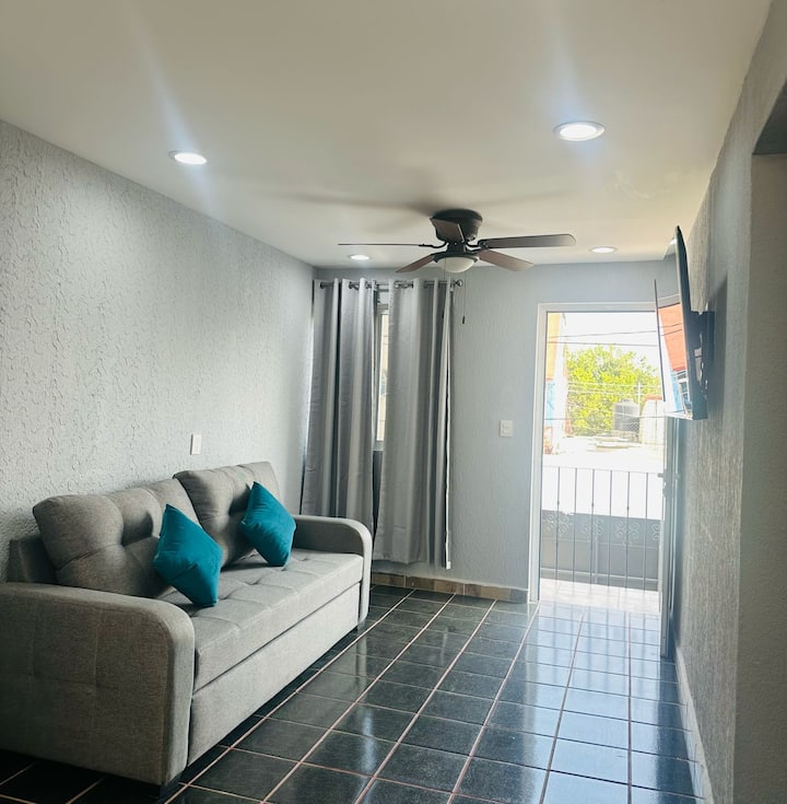 amplia y linda sala... incluye un sofa cama, tv de 55, disney, netflix, amazon!!!!