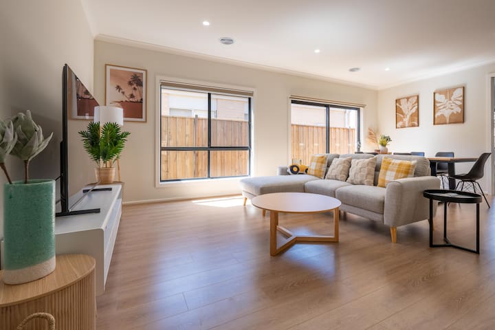 A Cosy 5Beds house in the Clyde