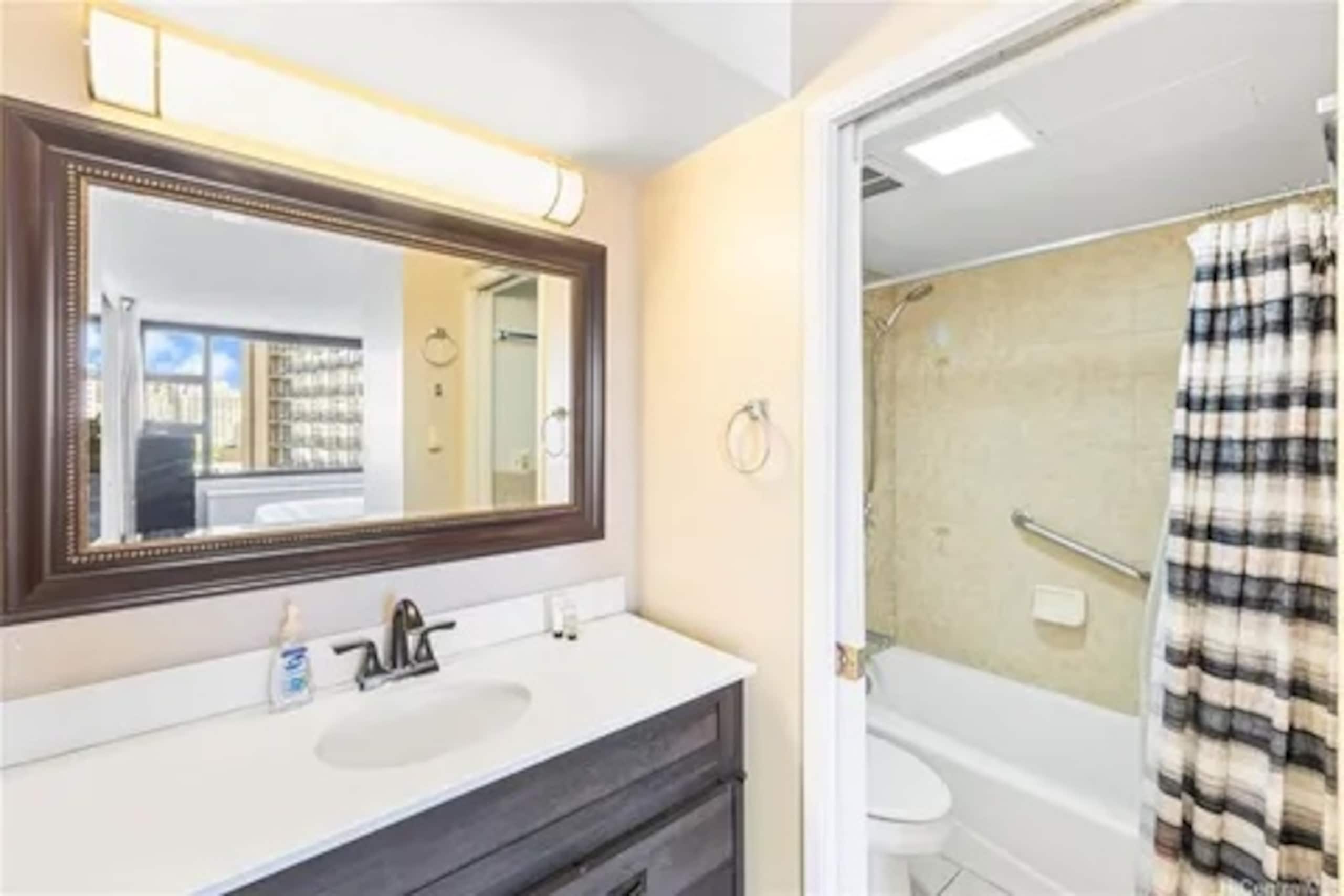 Condo in Honolulu · ★4.8 · 1 bedroom · 3 beds · 1 private bath - Image 18