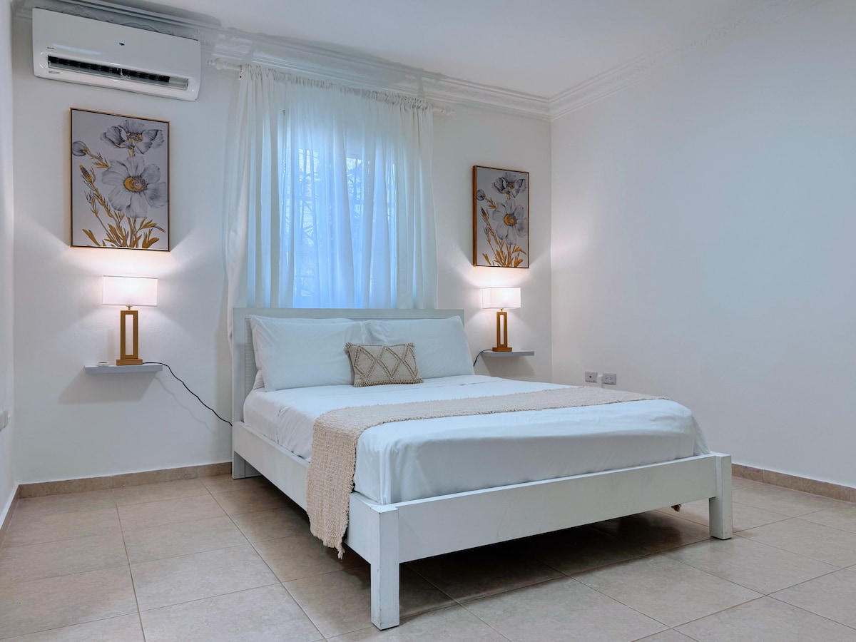 ✅ Удобно двойно легло с плюшени възглавници за спокоен сън 
✅ Климатик мини - разделяне, за да се охладите и да се чувствате комфортно ❄️
✅ Бърз Wi - Fi във всяка стая, за да поддържате безпроблемна връзка 