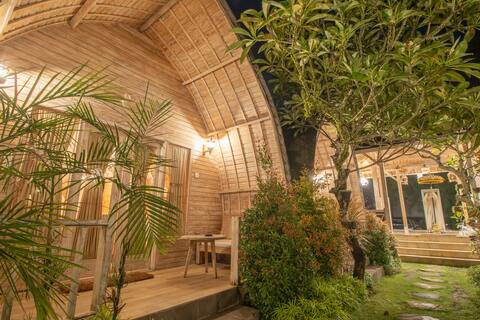 Vintage Balinese! Deluxe 4BR Room in Mengwi