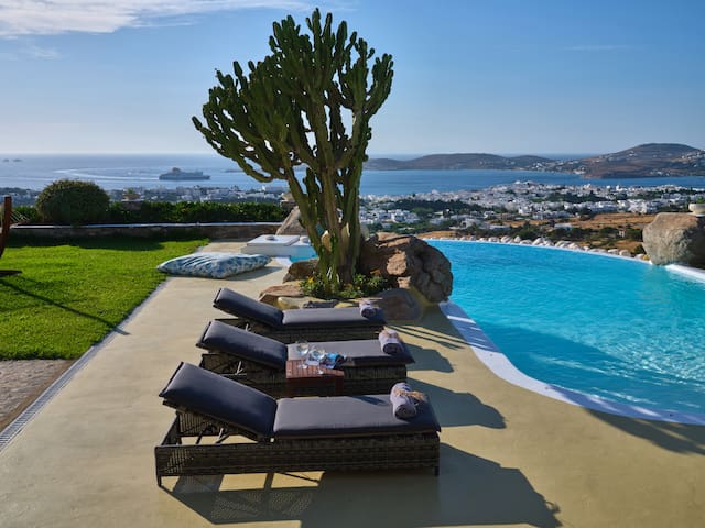 Villa Carmen with pr. pool close to Parikia