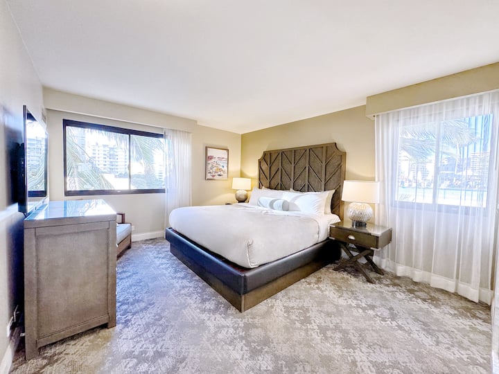 Tilava makuuhuone, jossa on 1 king-vuode, 55 tuuman älytelevisio. 