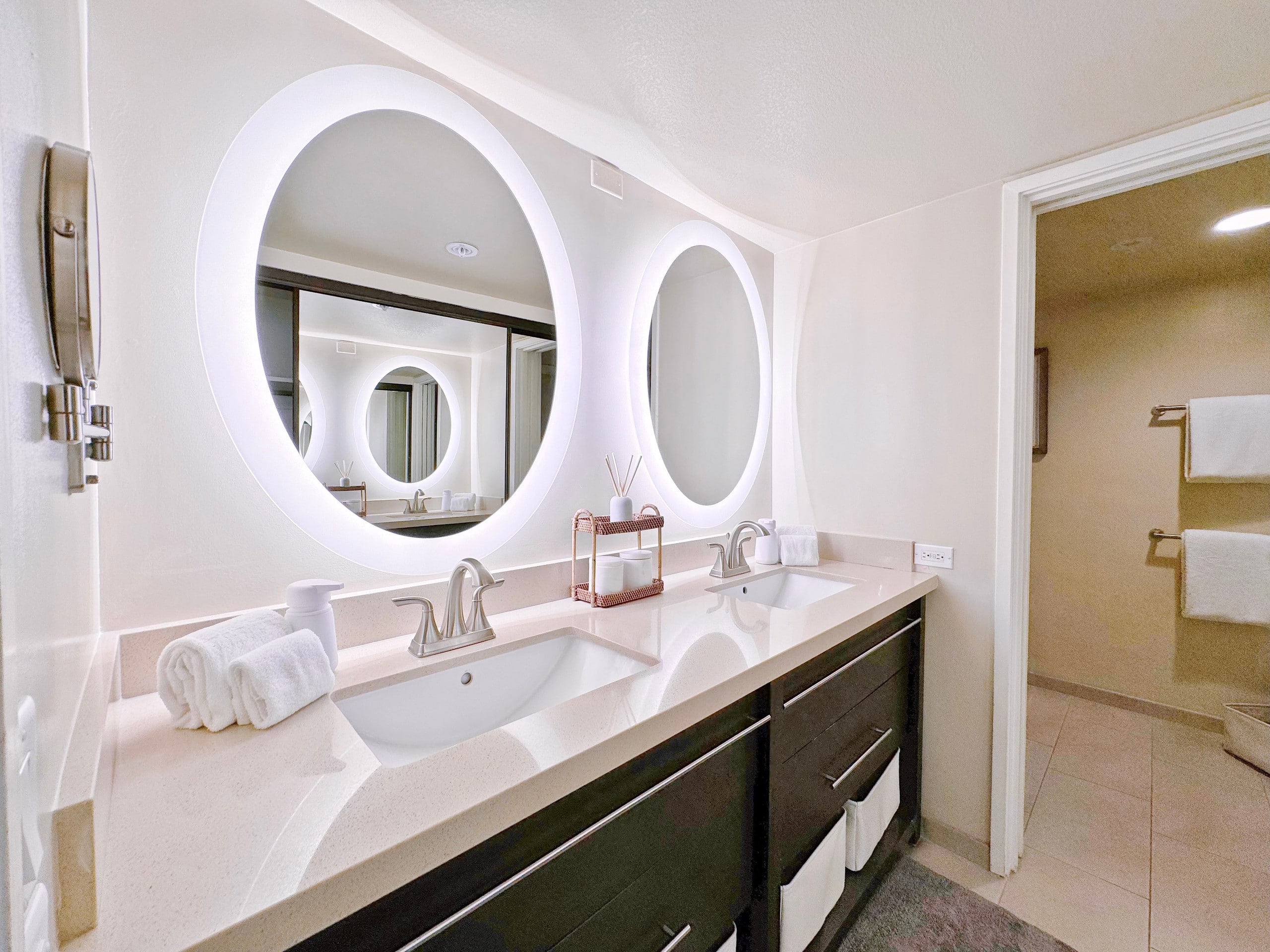 Luxury Oceanfront-Waikiki Beach- 2BR/2BTH/Parking - Image 46
