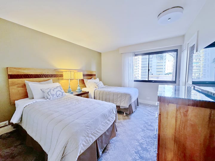 Tilava 2. makuuhuone, jossa on 2 XL-vuodetta. Älytelevisio + premium-kaapeli mukana. 