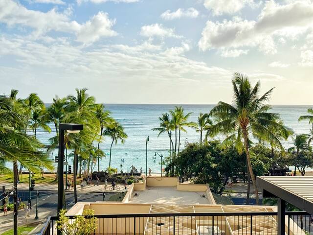 Luxury Oceanfront-Waikiki Beach- 2BR/2BTH/Parking gallery image 5