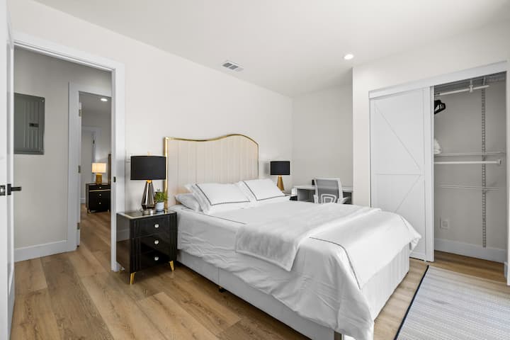 ברוכים הבאים לחדר השינה המודרני שלנו, שבו ממתינה מיטה מפוארת בגודל קווין סייז עם מזרן קצף קטיפתי, המציעה את השילוב המושלם של נוחות. הנכס הזה כולל שולחן וכיסא מלוטשים, והוא מיועד גם למנוחה וגם לפרודוקטיביות.