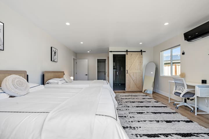 ברוכים הבאים לאתר הנופש המודרני שלנו בחדר השינה, הכולל שתי מיטות מפוארות בגודל קווין סייז המעוטרות במזרני קצף מפוארים לנוחות אולטימטיבית. בליווי שולחן וכיסא מלוטשים, מושלמים לעבודה או למנוחה, וטלוויזיה חכמה 43 אינץ' לבידור. 